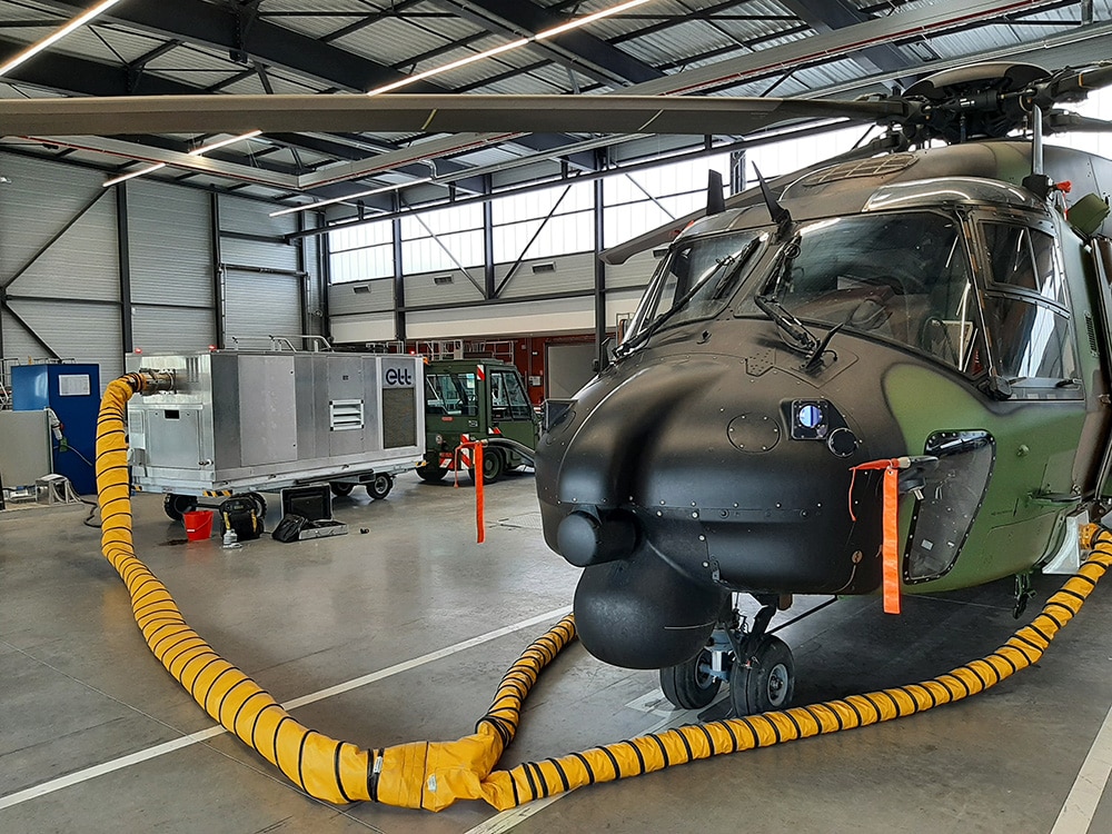 aéronautique-Spiragaine-Gaine-climatisation-PCA Un hélicoptère avec une gaine souple jaune