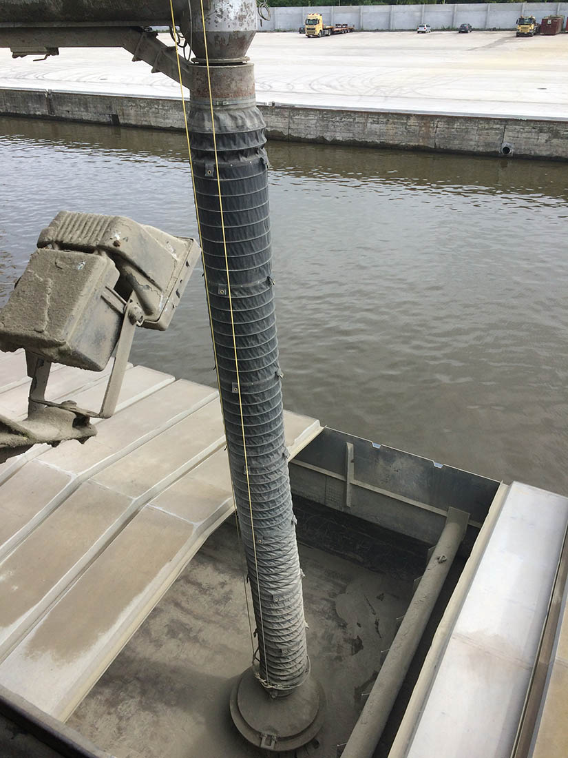 Une gaine souple de chargement vrac sur un bateau