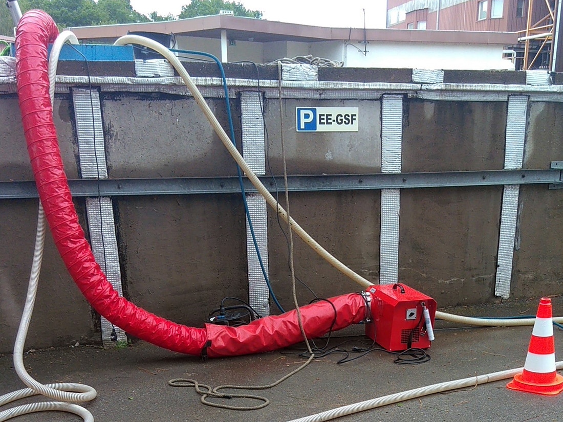 Un ventilateur rouge sur un chantier industriel