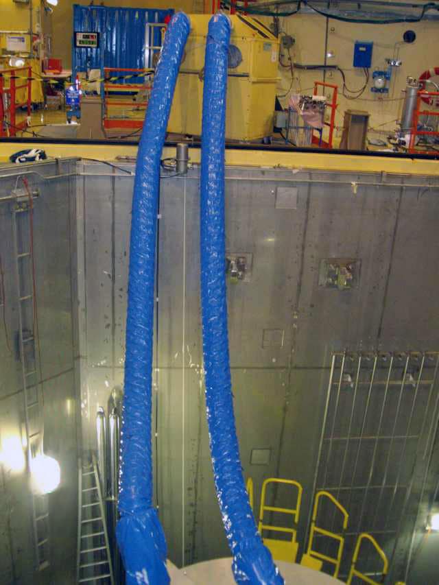 Deux gaines bleues dans une centrale nucléaire