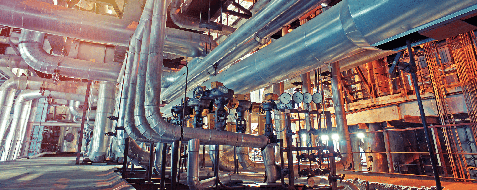Une usine avec des conduits de vapeur