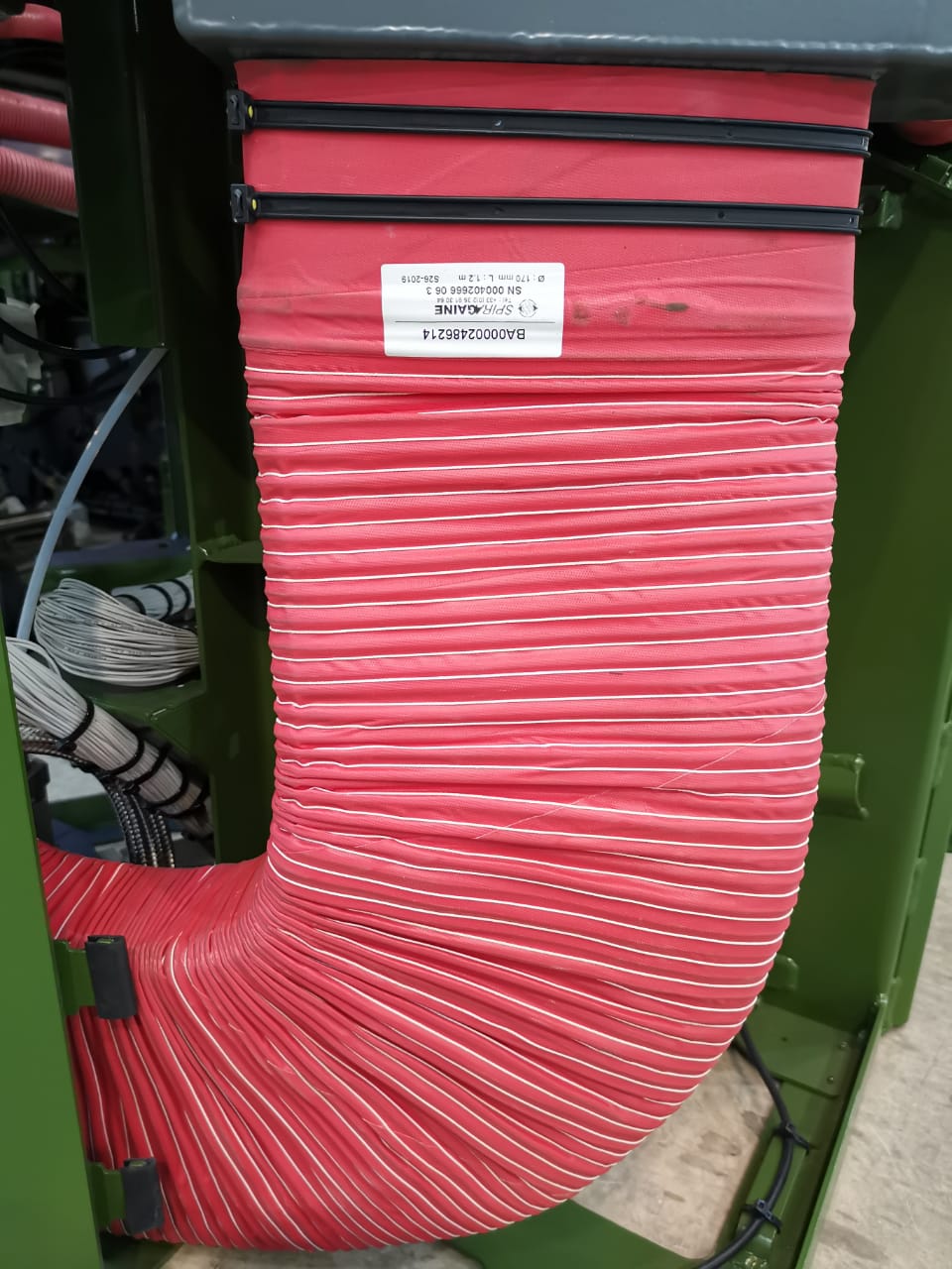Une tuyauterie flexible rectangulaire rouge