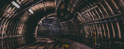 Un tunnel avec des rails